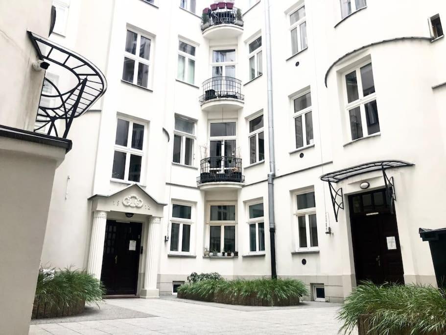Pop Nowogrodzka Butas Warsaw