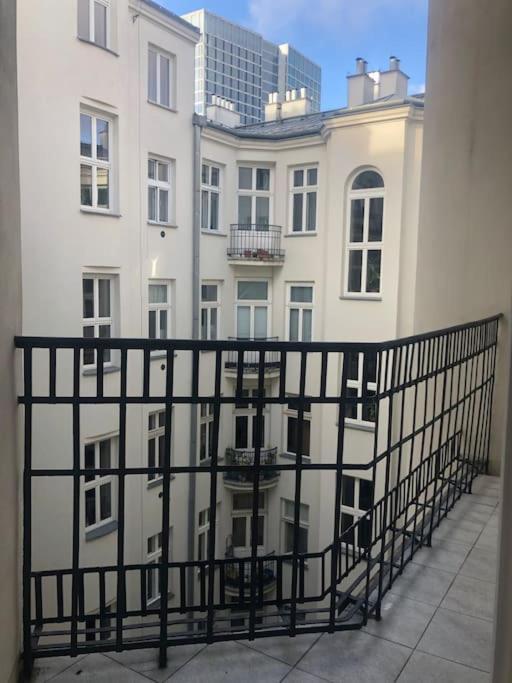 Pop Nowogrodzka Butas Warsaw